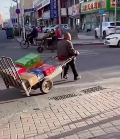 DUMPERT Opa Gaat Zwevend Door De Stad