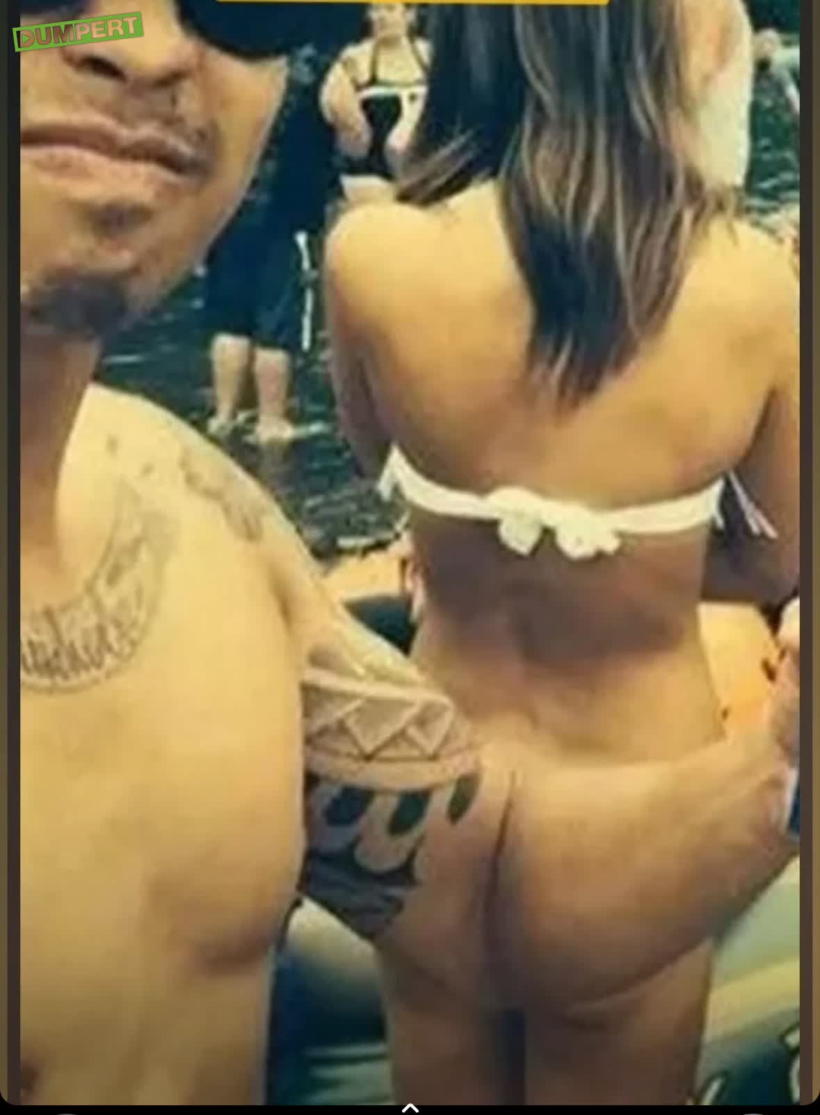 Foto van haar achterkant. 