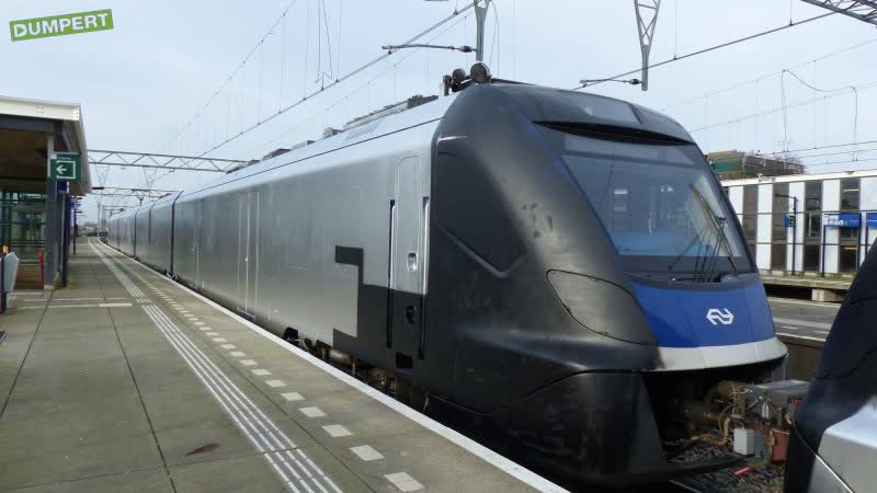 Weer NS-trein helemaal ondergespoten