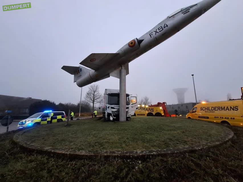 Vrachtwagen knalt tegen vliegtuig op rotonde te Peer-België.