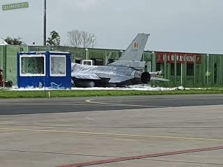 F-16 boort zich door gebouw op vliegbasis Leeuwarden 