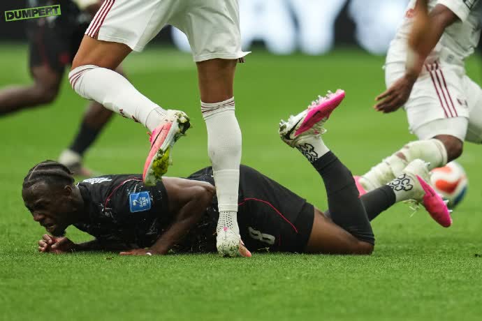 Ismaël Koné breekt z'n been na tackle