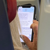 Vrouw appt in vliegtuig