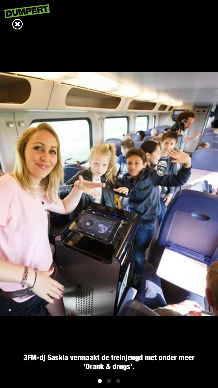 3FM-dj Saskia vermaakt treinjeugd