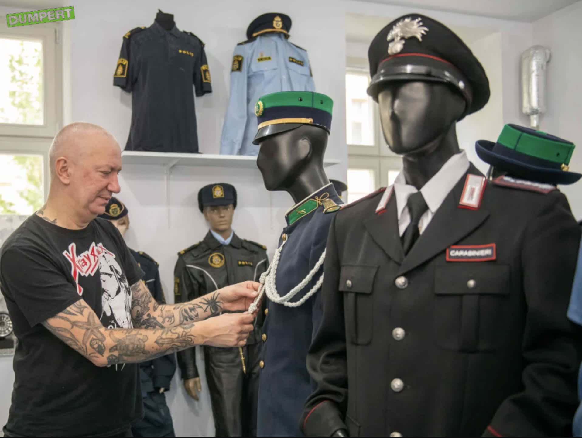 Poolse uitsmijter met Nederlands politieuniform