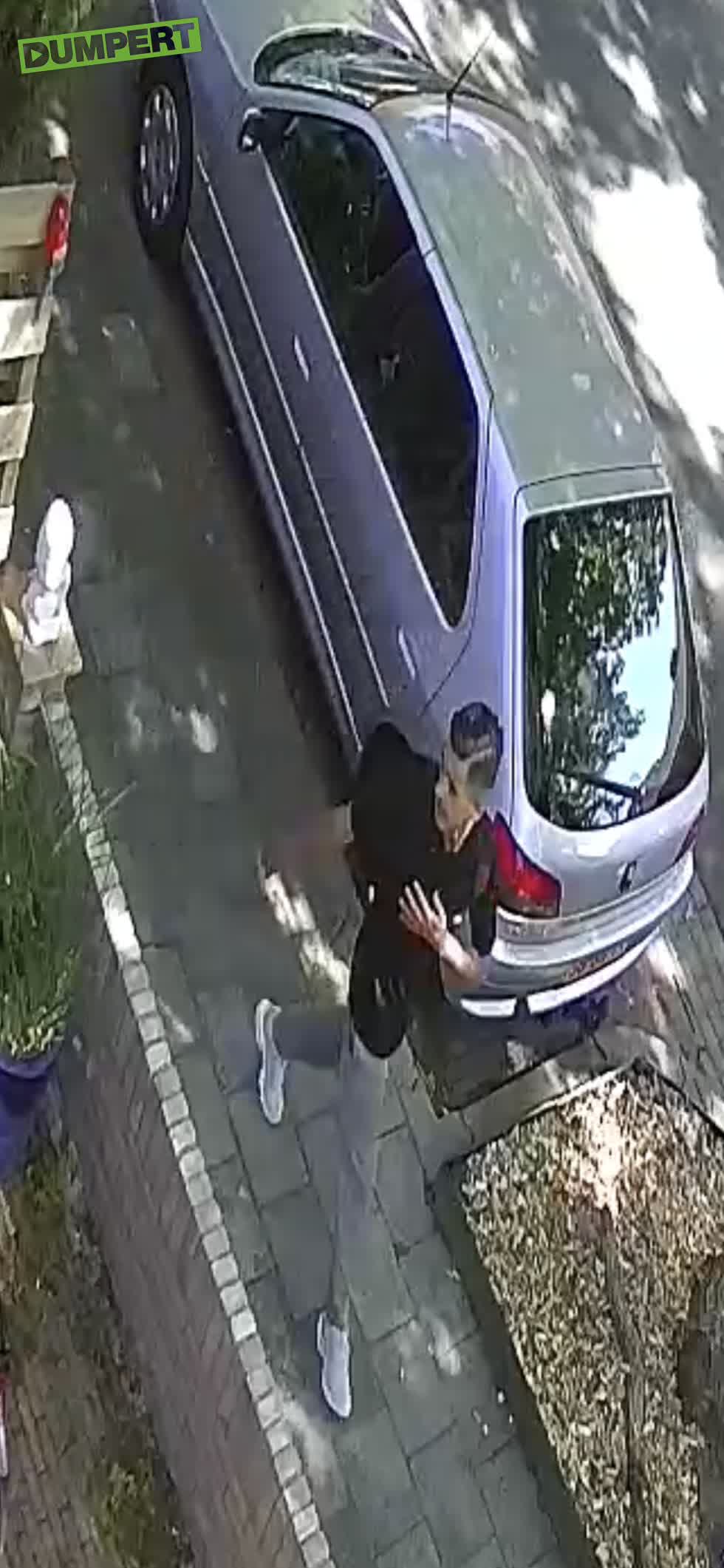 Dief jat telefoon uit auto
