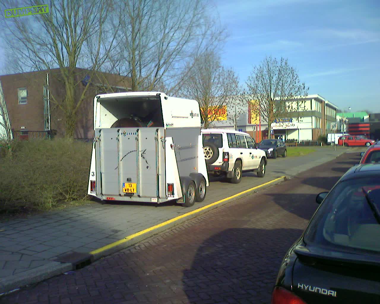 DUMPERT - Er staat een Paard op de stoep