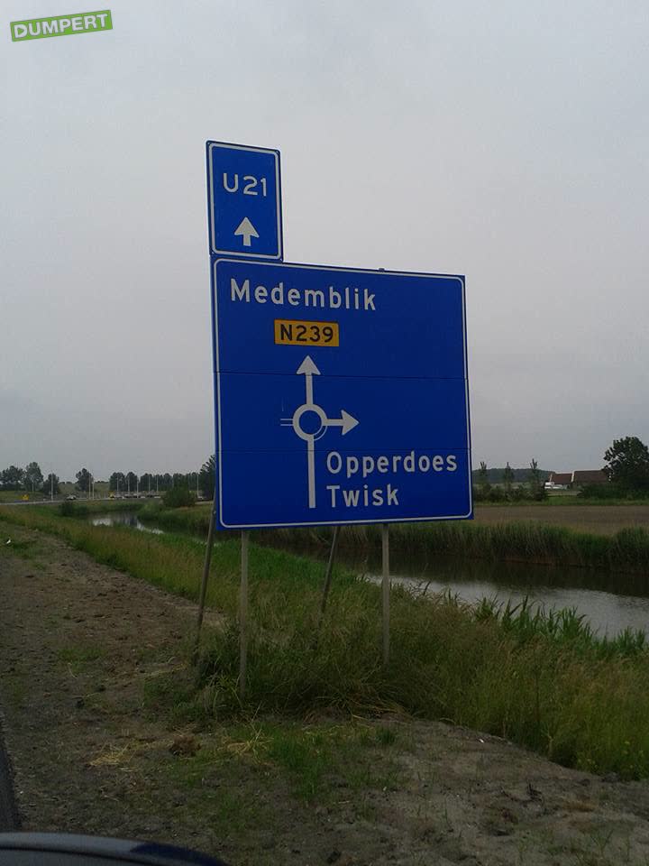 Maandagochtendbordje op de N239 bij Medemblik.