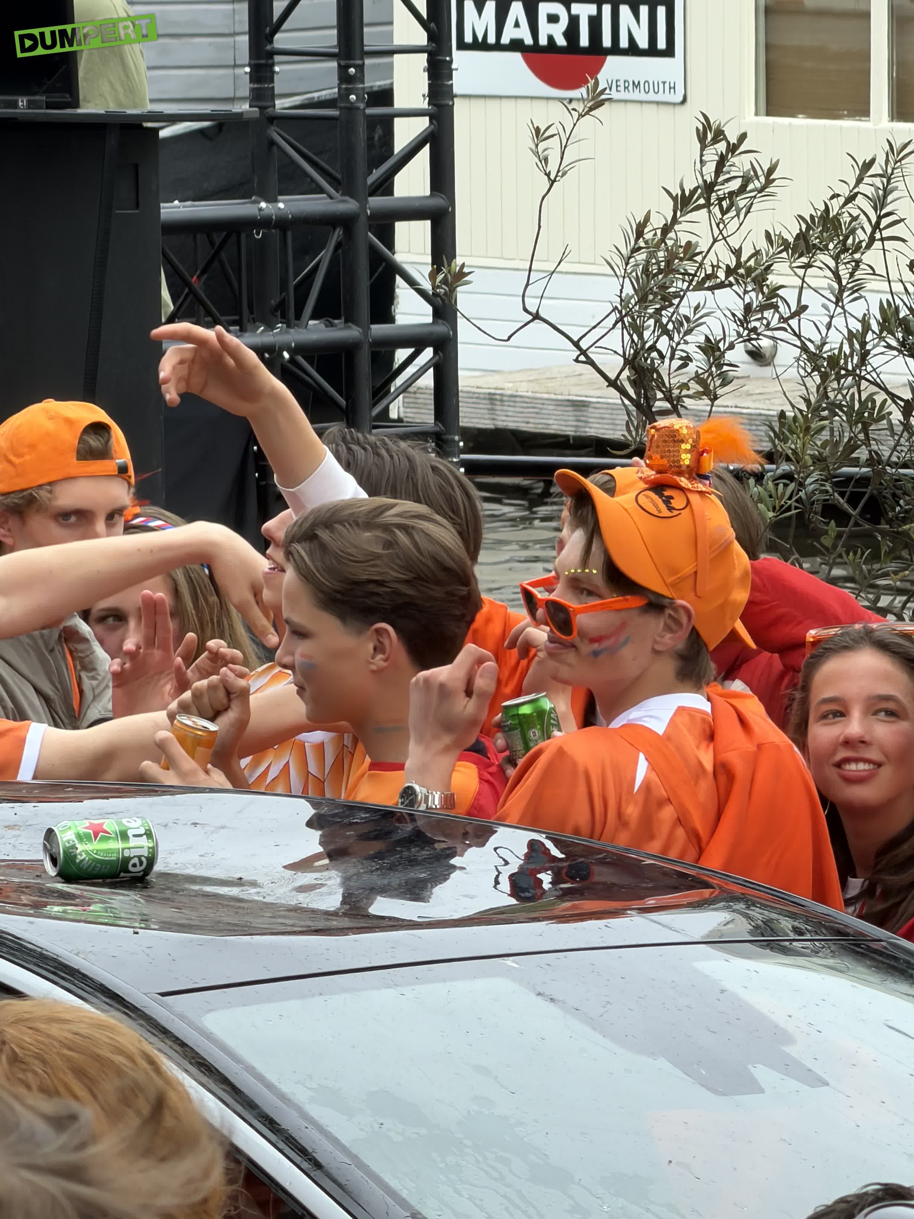 Feestje op het dak van auto tijdens Koningsdag.