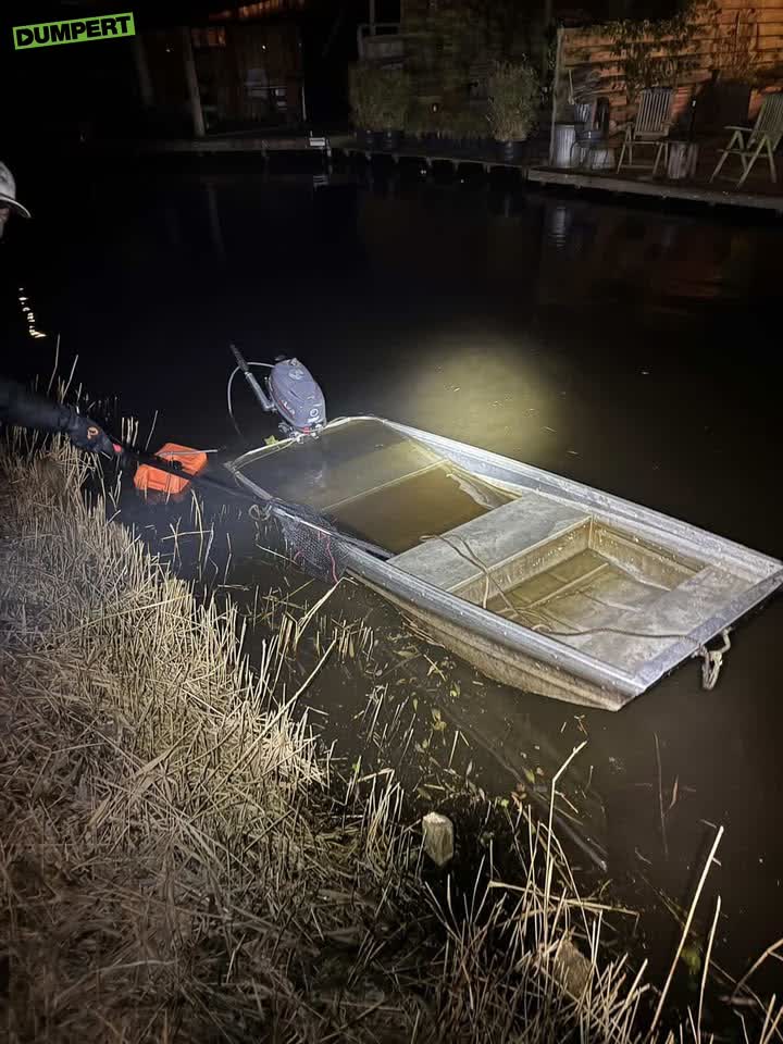 Zinkende schuit in Giethoorn Zuid
