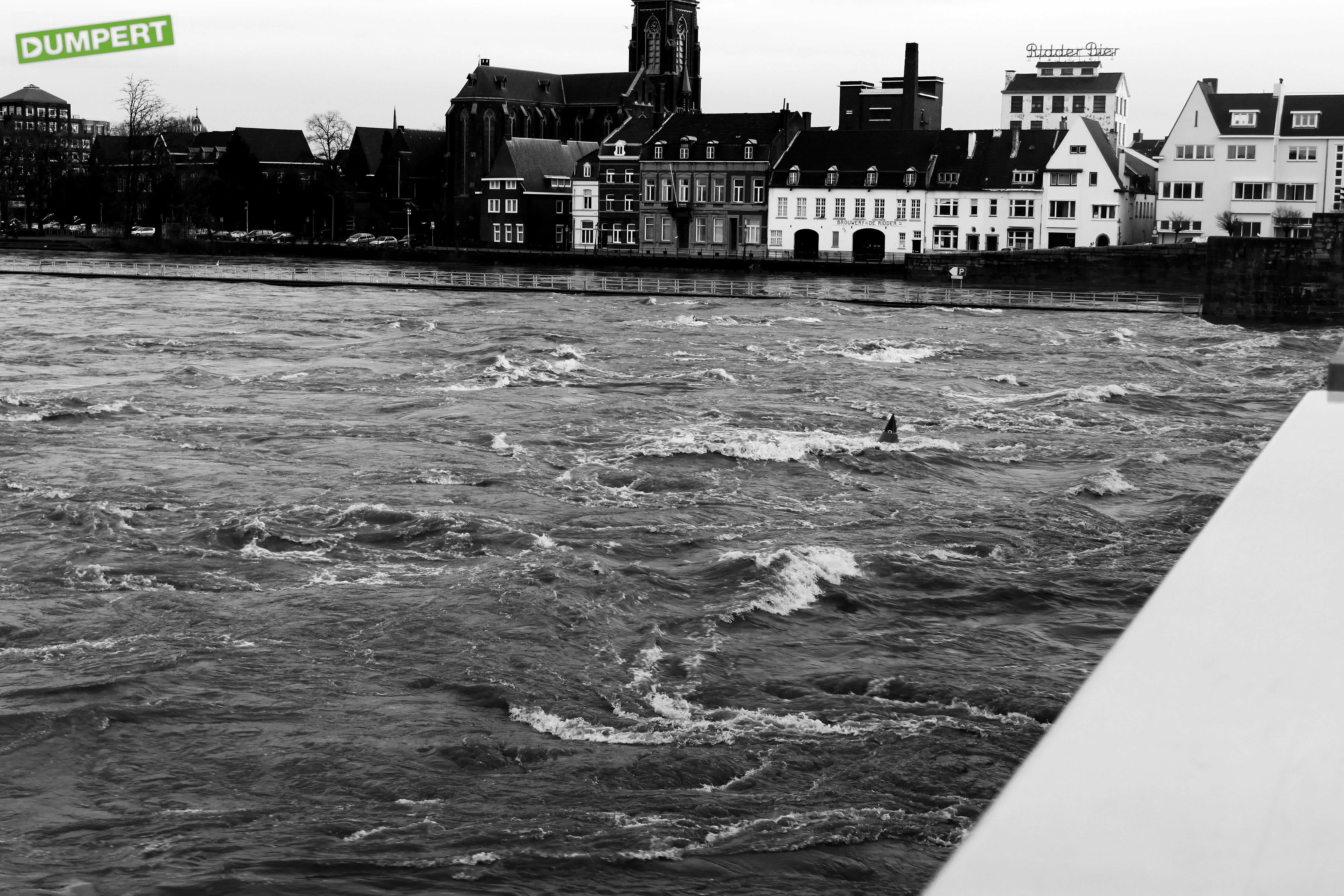 Sfeerbeelden van een verzuipend Maastricht