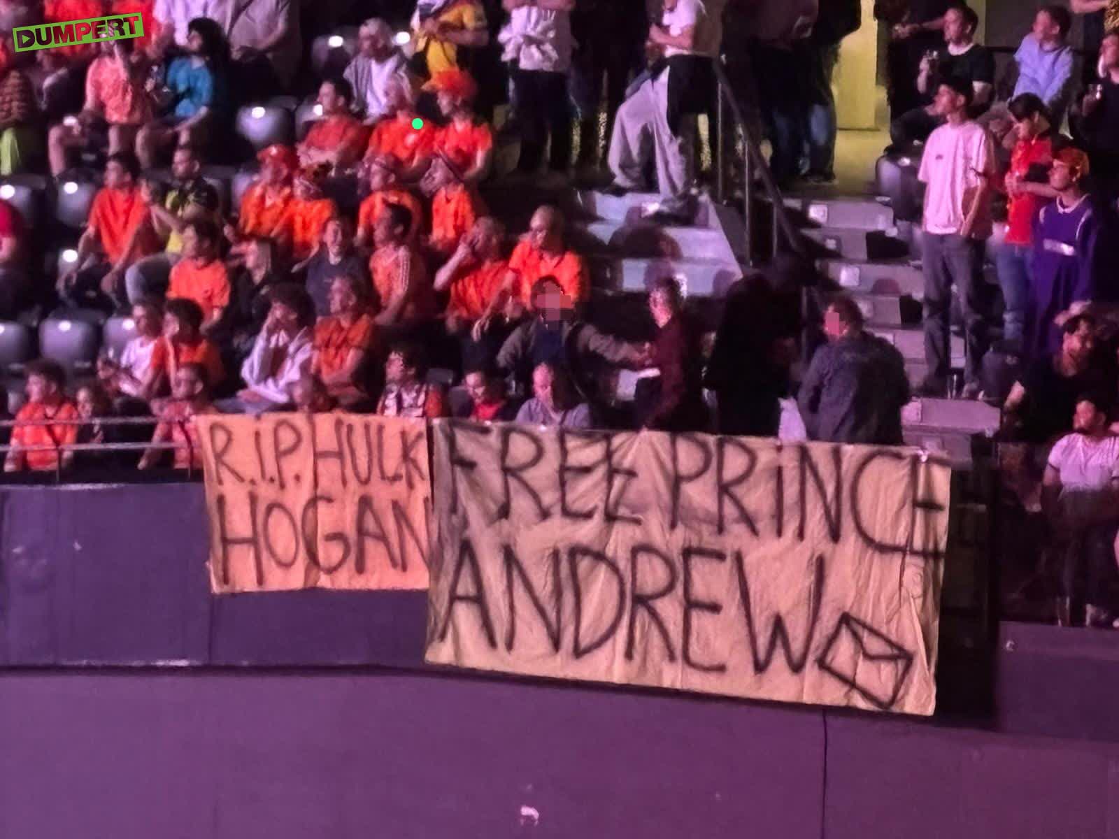 Opmerkelijk spandoek bij de darts in Ahoy