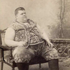 100 jaar geleden was dit "de dikste man ter wereld" en mensen betaalden geld om hem te zien. 