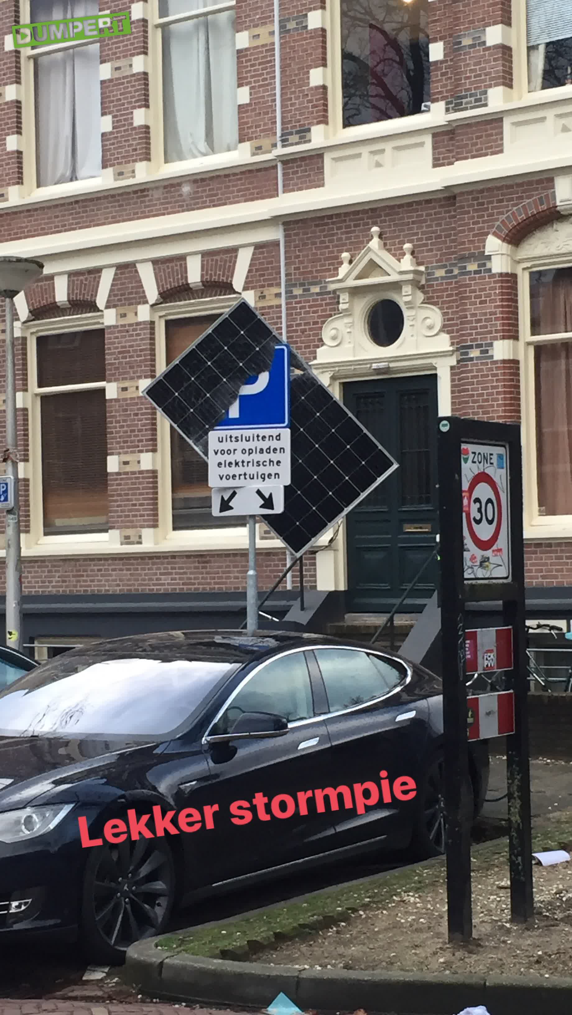 Bijna eerste Tesla met zonnepaneel
