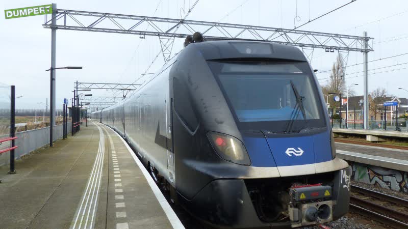 Weer NS-trein helemaal ondergespoten