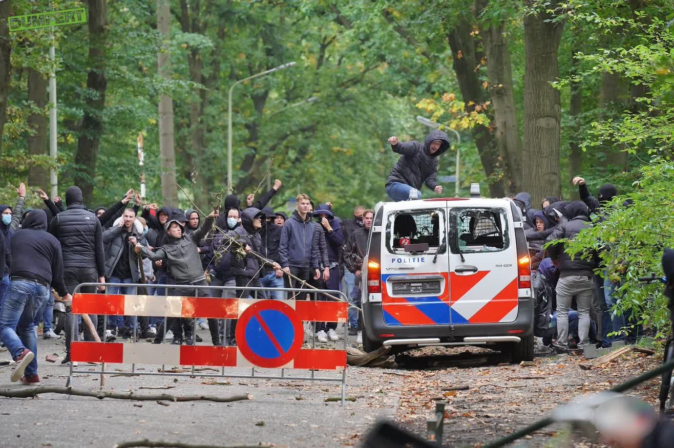 Relschoppers bij NEC - Vitesse slopen politiebus