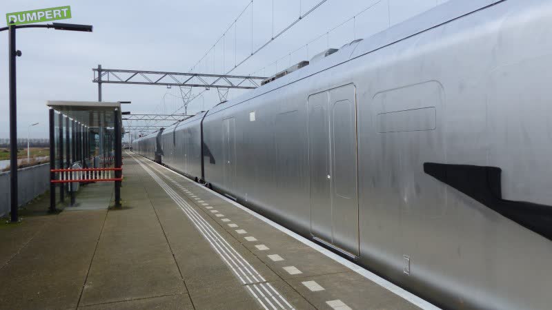 Weer NS-trein helemaal ondergespoten