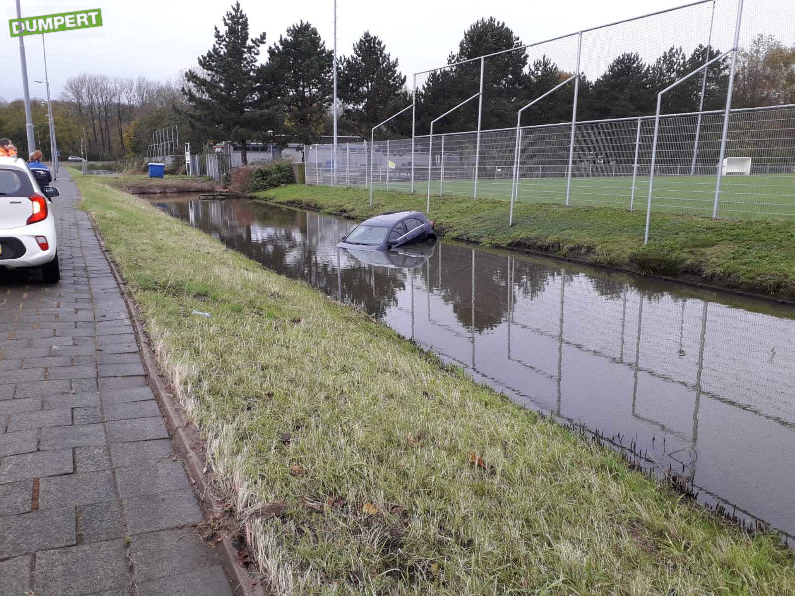 Mercedes in de water
