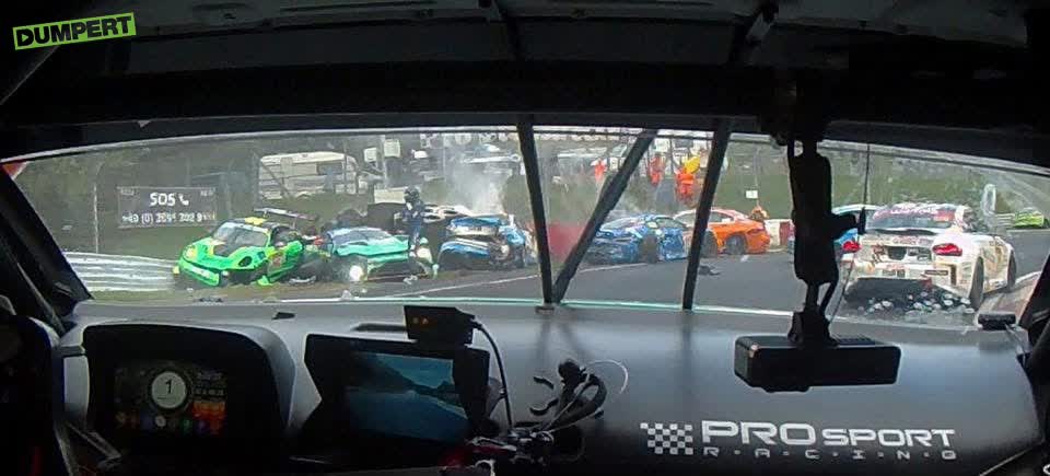 Megacrash op de Nordschleife
