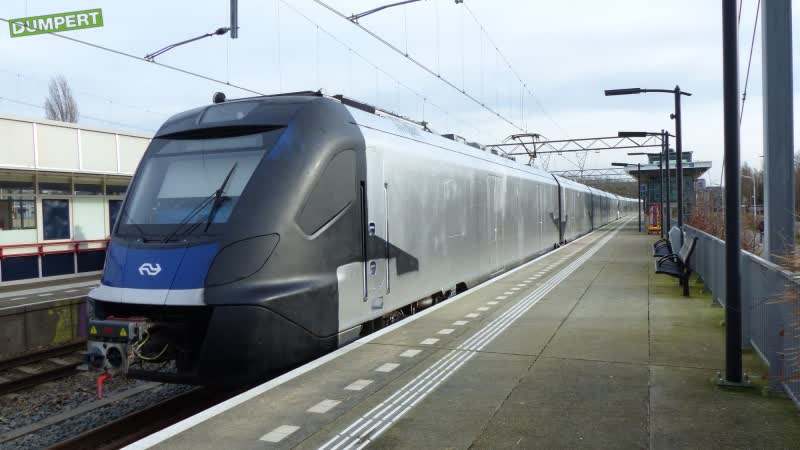 Weer NS-trein helemaal ondergespoten