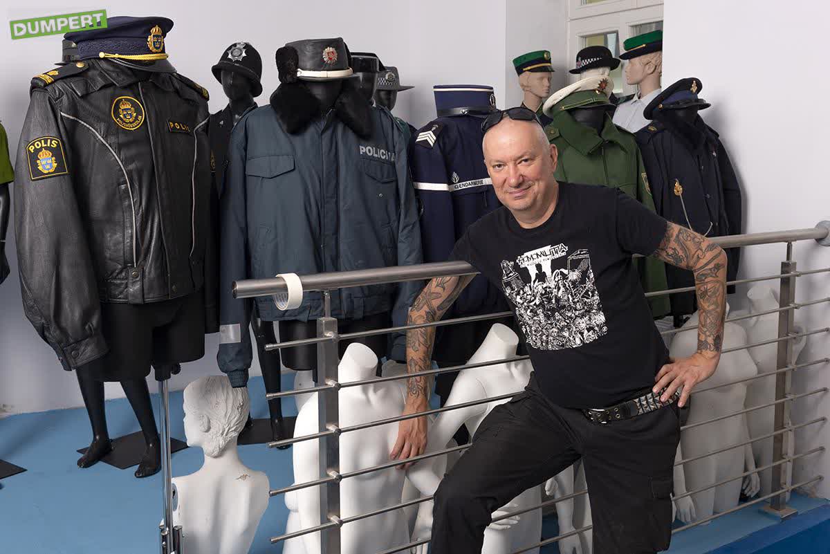 Poolse uitsmijter met Nederlands politieuniform