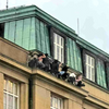 Studenten verstoppen zich op dak tijdens schietpartij Praag