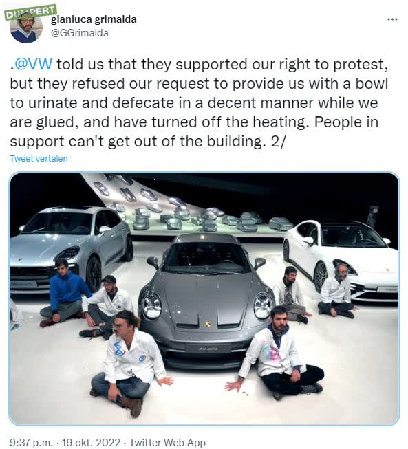 Protestwetenschappers lijmen zich vast in de VW Autostadt