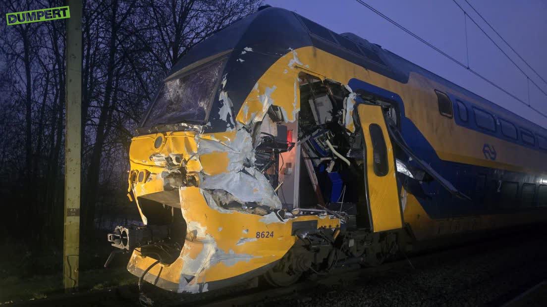 Trein ramt graafmachine op spoorwegovergang Bunnik