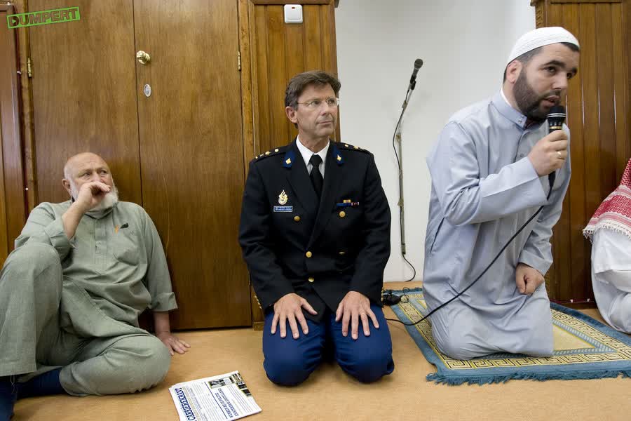 Moskee dwingt Welten op de knieën