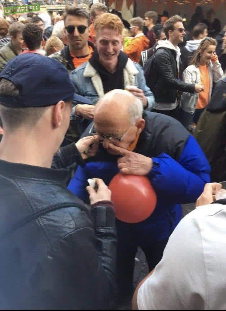 Opa pakt snuifje mee