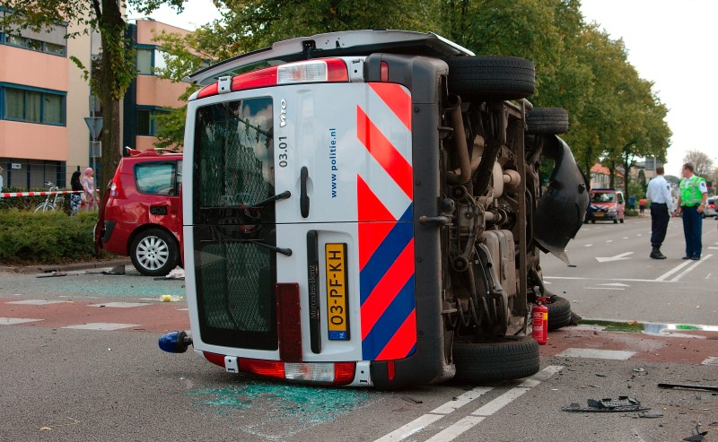 DUMPERT - Politiebus Op Zijn Kant Bij Aanrijding