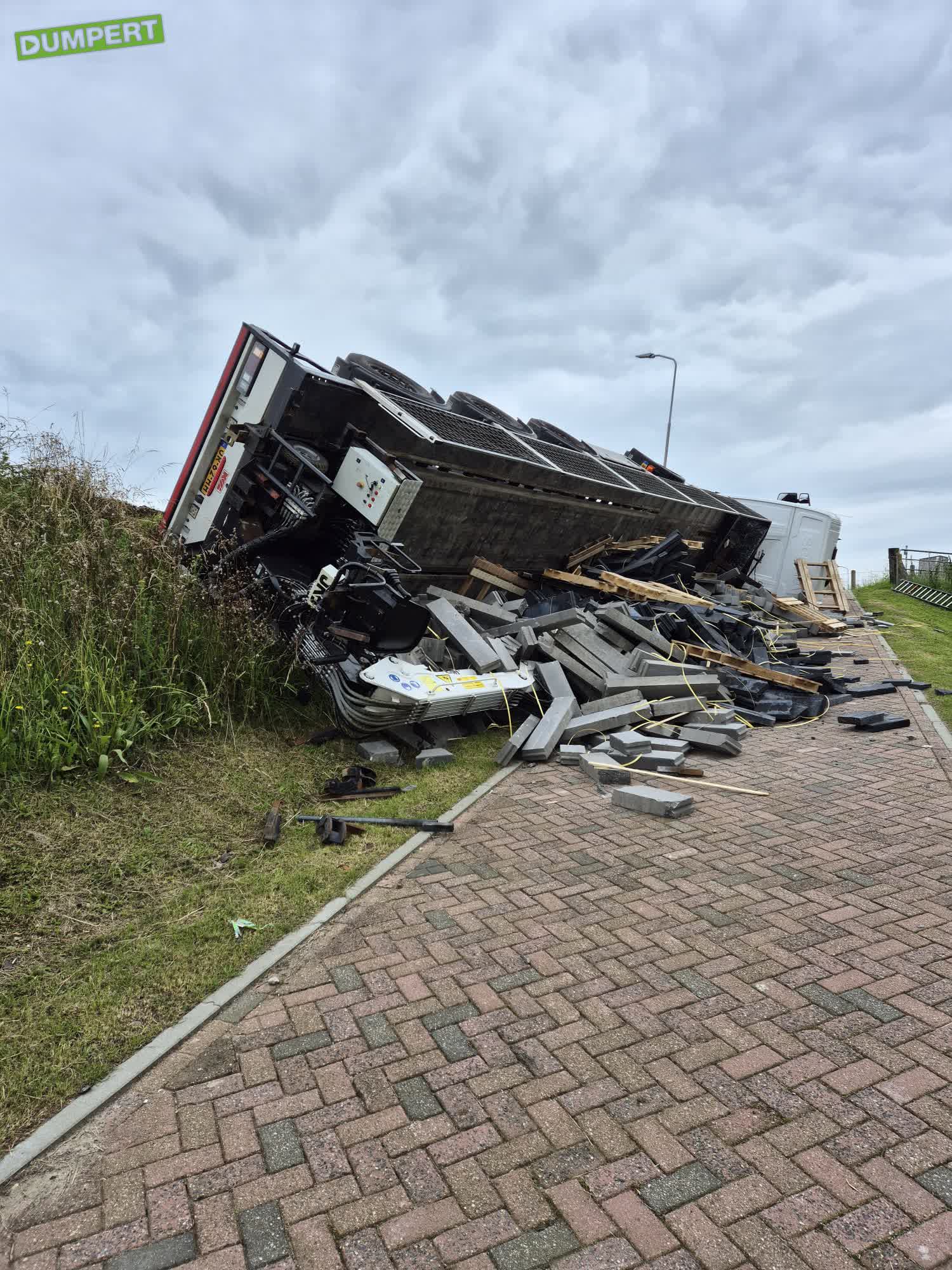 RE: Vrachtwagen rijdt van dijk