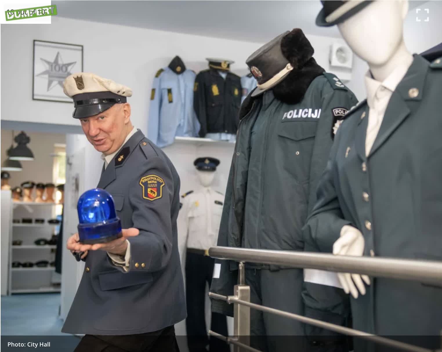 Poolse uitsmijter met Nederlands politieuniform