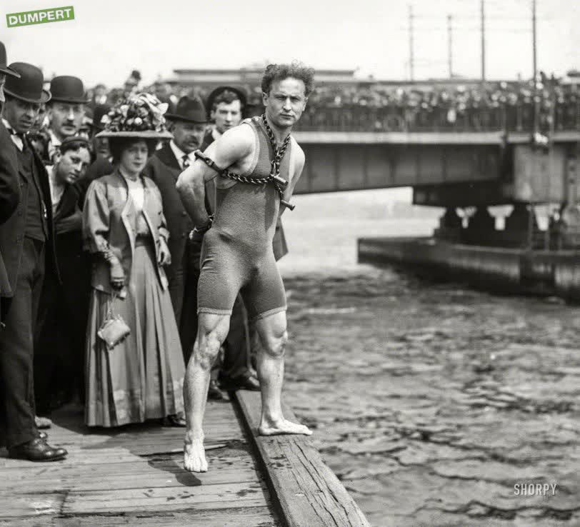 Harry Houdini in 1908