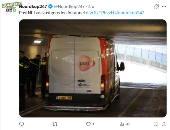 PostNLbus rijdt zich vast in Den Helder