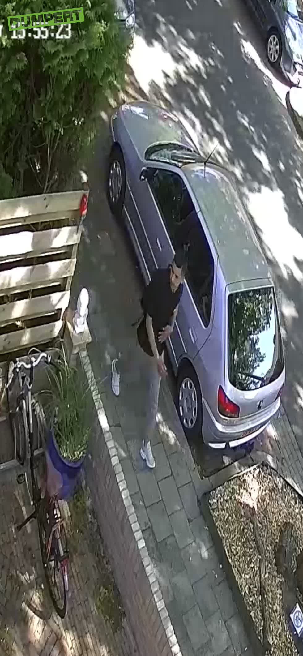 Dief jat telefoon uit auto