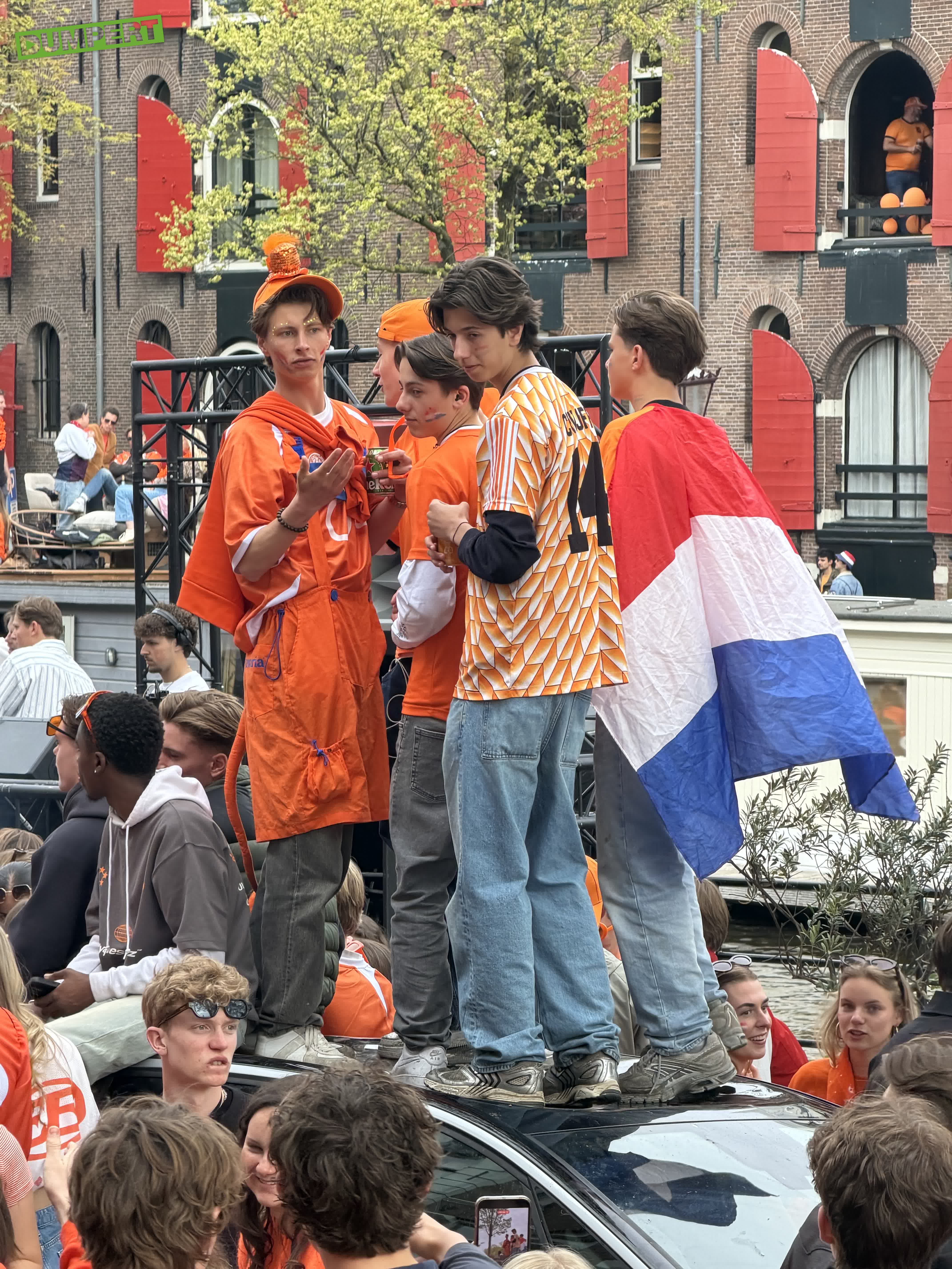 Feestje op het dak van auto tijdens Koningsdag.