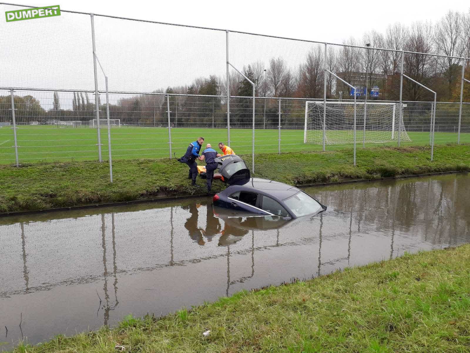 Mercedes in de water