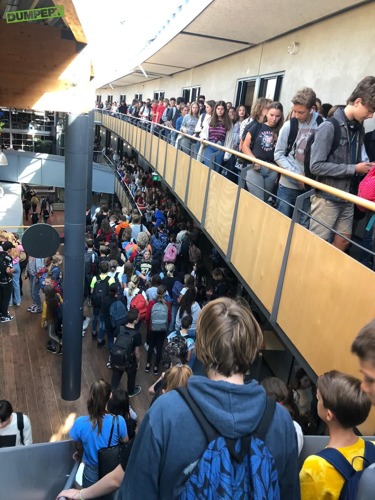 Ondertussen op een middelbare school