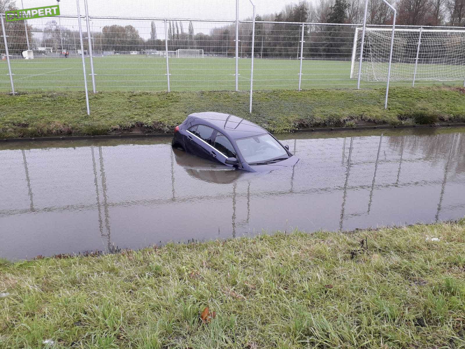 Mercedes in de water