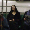 Mona in de metro gespot