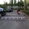 Stoer doen op de scooter