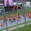 Oranjefans klimmen over hekken bij F1