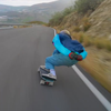 Even een stukje downhill skateboarden