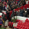Ongeneeslijke Sven-Göran Eriksson krijgt staande ovatie op Anfield