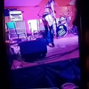 Stripper probeert horse riding