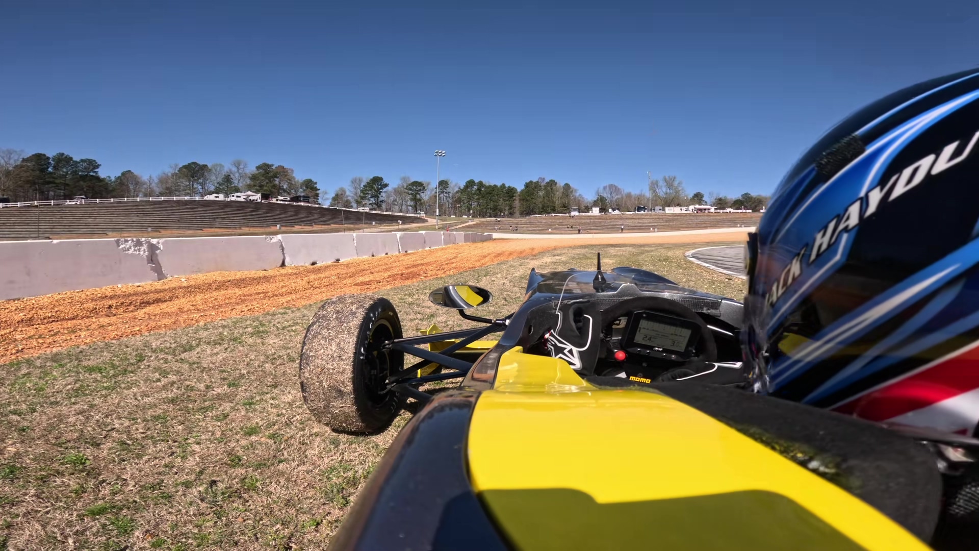 DUMPERT - Racewagen heeft pech