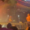 Dudeguybro klimt op podium om te knokken met DJ