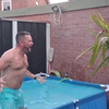 Gek springt van de schuur in 50 cm zwembad