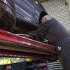 Blinde automonteur heeft al 40 jaar zijn eigen garage